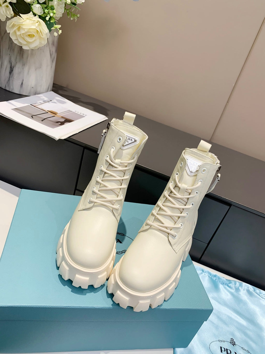 PRADA 25S SNOW BOOTS IN WHITE CALFSKIN