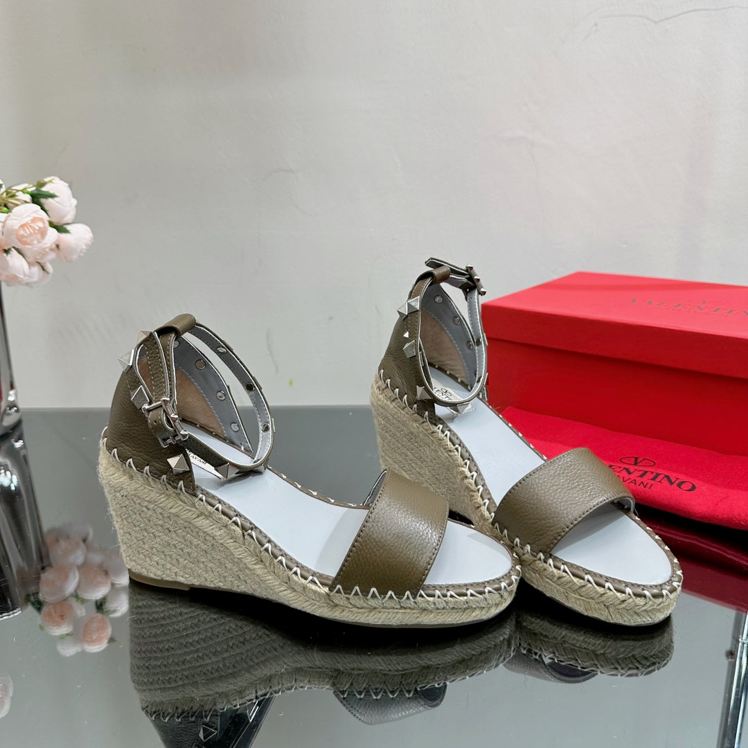 ROCKSTUD WEDGE 85 MM IN MOCHA BROWN CALFSKIN