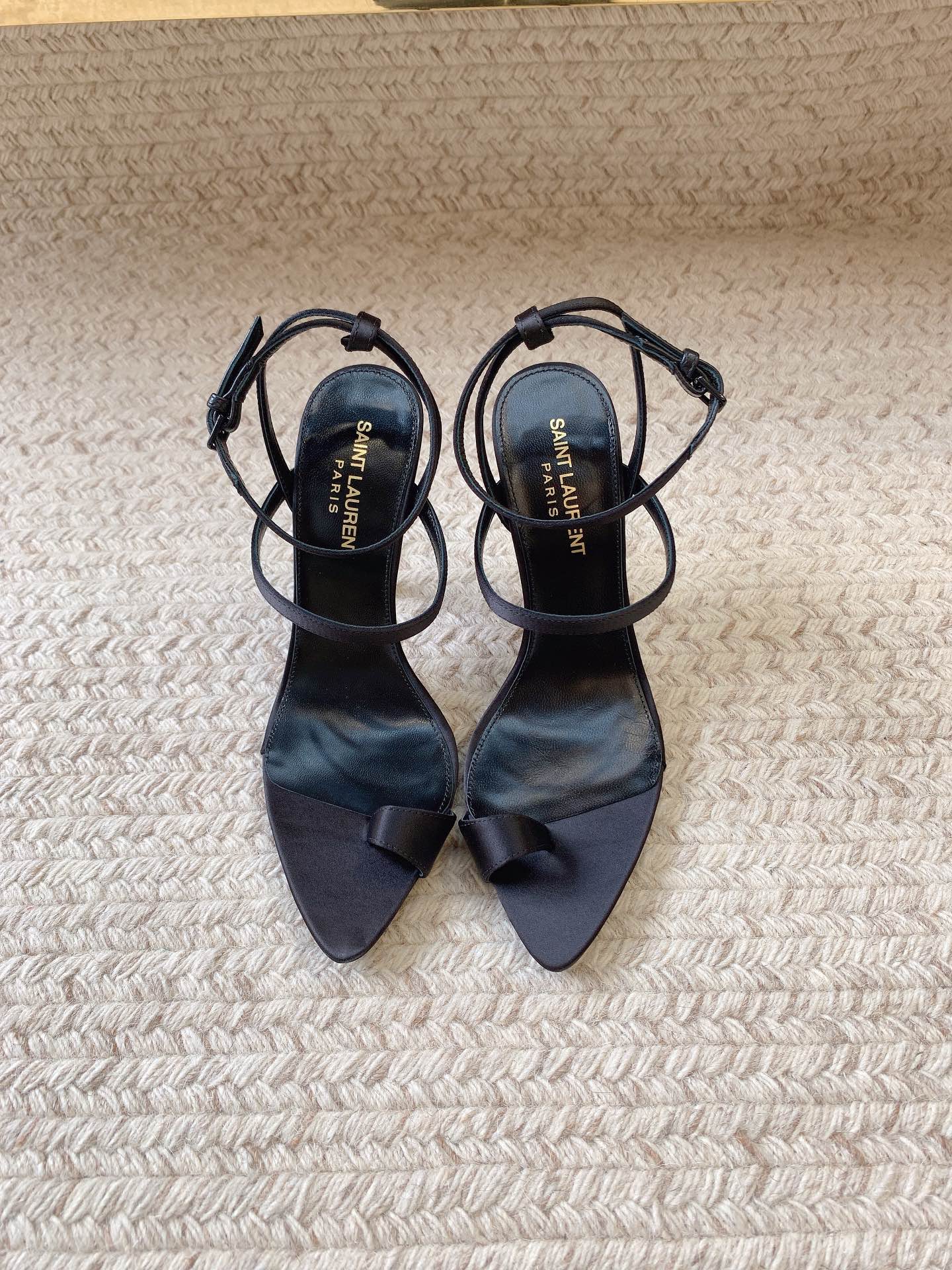 HIGH FLIP FLOPS SANDAL WITH STRAP IN BLACK SILK